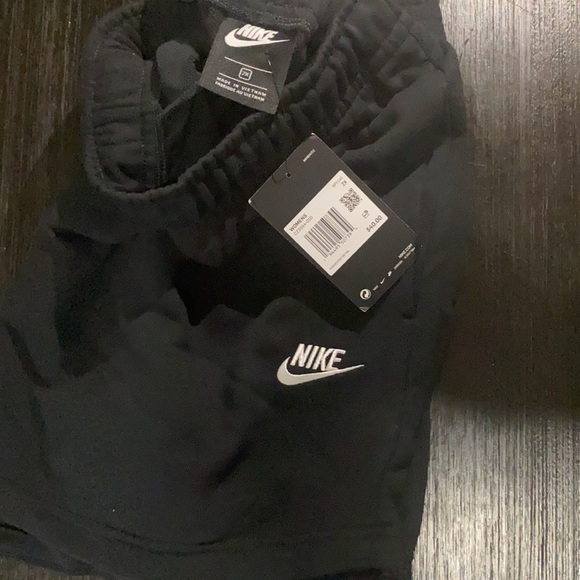 Women’s Plus Size Standard fit Nike shorts - Picture 4 of 9